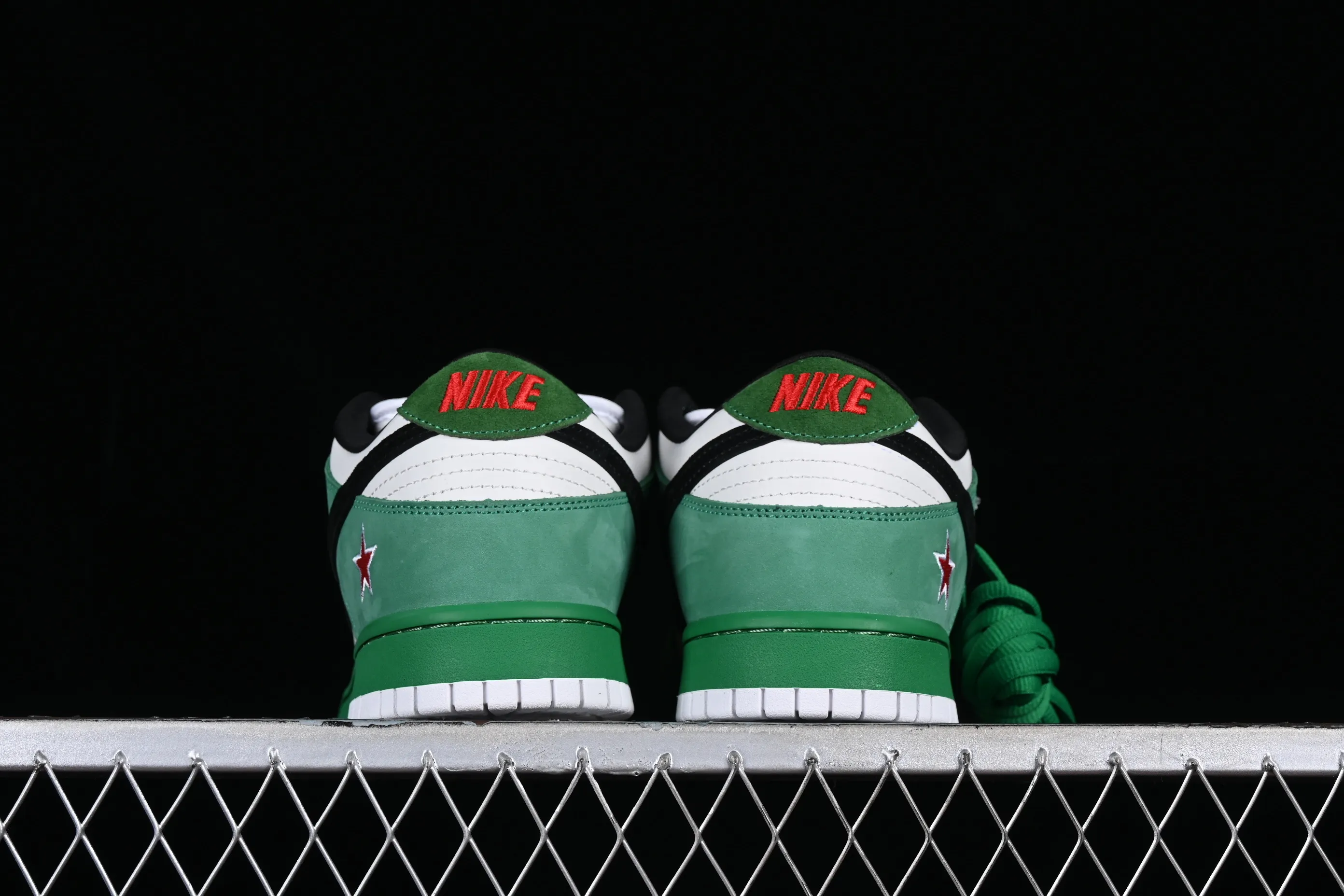 All categories Nk SB Dunk series Nk SB Dunk Low low-top sneakers Y version Nk Dunk SB Low Heineken Heineken ultra-limited edition low-top sports and leisure sneakers 304292-302